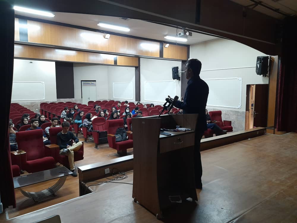 Holding the first meeting of the proposal writing workshop3